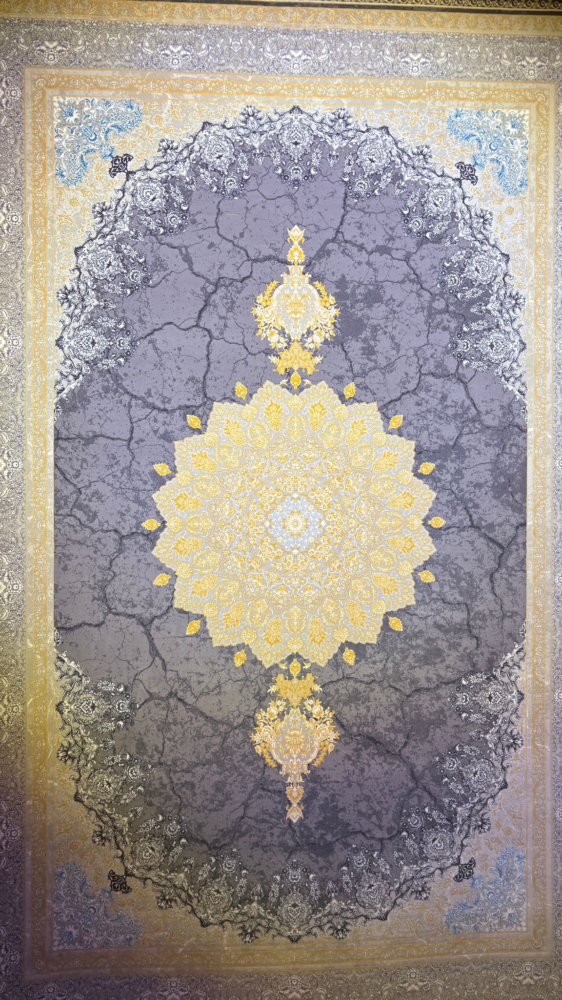 Regal Gold Medallion Rug with Crackle-Effect Grey Field